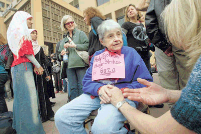 Descrição: Descrição: Descrição: La estadounidense Hedy Epstein, de 85 años, que sobrevivió al holocausto judío perpetrado por la Alemania nazi y condena las acciones de Israel en Gaza.