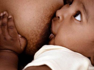 Qual é o problema de amamentar os filhos em locais públicos?